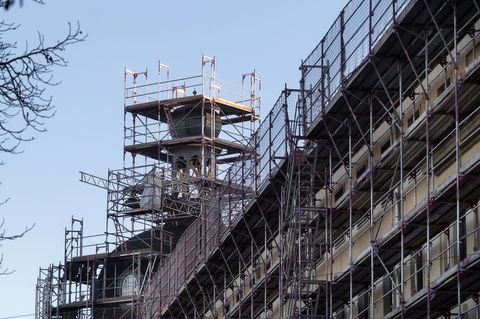 Turmknopffest bei der umfangreichen Sanierung des unter Denkmalschutz stehenden Gebäudes der Landespolizeidirektion in Erfurt. F