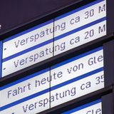 Die Fernverkehrszüge der Deutschen Bahn waren zuletzt besonders unpünktlich unterwegs gewesen. Lediglich 51,5 Prozent von ihnen kamen ohne größere Verzögerungen ans Ziel. Einen entsprechenden Bericht der "Süddeutschen Zeitung" bestätigte die Bahn. Den bisherigen mutmaßlichen Negativrekord vom November 2023 (52,0 Prozent) hat sie nun unterboten. Als Hauptgrund für die vielen Verspätungen im Oktober gelten erneut die zahlreichen Baustellen infolge der maroden Infrastruktur. Als verspätet gilt ein Zug bei der Bahn erst ab einer Verzögerung von sechs Minuten. Zugausfälle werden dabei nicht berücksichtigt.