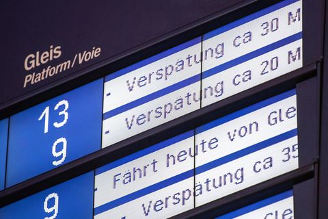 Die Fernverkehrszüge der Deutschen Bahn waren zuletzt besonders unpünktlich unterwegs gewesen. Lediglich 51,5 Prozent von ihnen kamen ohne größere Verzögerungen ans Ziel. Einen entsprechenden Bericht der "Süddeutschen Zeitung" bestätigte die Bahn. Den bisherigen mutmaßlichen Negativrekord vom November 2023 (52,0 Prozent) hat sie nun unterboten. Als Hauptgrund für die vielen Verspätungen im Oktober gelten erneut die zahlreichen Baustellen infolge der maroden Infrastruktur. Als verspätet gilt ein Zug bei der Bahn erst ab einer Verzögerung von sechs Minuten. Zugausfälle werden dabei nicht berücksichtigt.