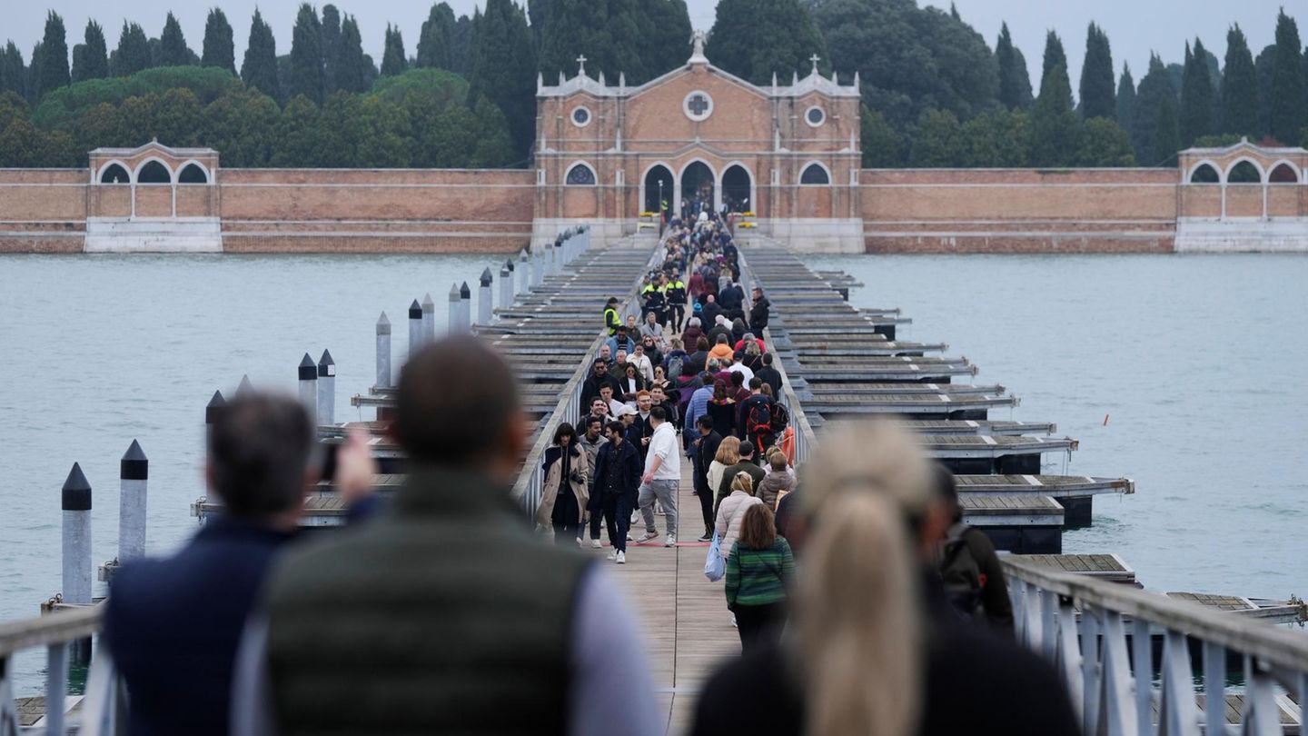 Venedig, Italien: Viele Touristen kennen sie nur aus der Ferne: Venedigs Friedhofsinsel San Michele. Die Insel mit ihren roten Backsteinmauern, auf der sich mehrere Tausend Gräber befinden, ist vorübergehend über eine 400 Meter lange Brücke aus schwimmenden Pontons mit der Hauptinsel verbunden. Der Weg über die Lagune darf auch von Touristen benutzt werden. Allerdings wird die Brücke Ende der Woche schon wieder abgebaut