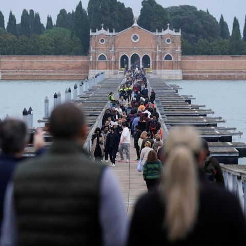 Venedig, Italien: Viele Touristen kennen sie nur aus der Ferne: Venedigs Friedhofsinsel San Michele. Die Insel mit ihren roten Backsteinmauern, auf der sich mehrere Tausend Gräber befinden, ist vorübergehend über eine 400 Meter lange Brücke aus schwimmenden Pontons mit der Hauptinsel verbunden. Der Weg über die Lagune darf auch von Touristen benutzt werden. Allerdings wird die Brücke Ende der Woche schon wieder abgebaut