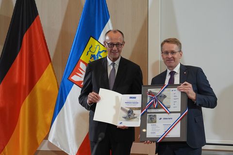 Kanzler Friedich Merz ist nun Pate eines Seehundes. Foto: Marcus Brandt/dpa