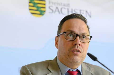 Würdigte die Preisträger: Wirtschaftsminister Panter (SPD) Foto: Hendrik Schmidt/dpa