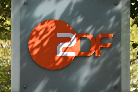 ZDF Logo an einem Gebäude, sonnenbeschienen – Symbolbild für Abschaltung von SD-Sendern
