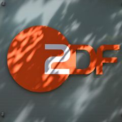 ZDF Logo an einem Gebäude, sonnenbeschienen – Symbolbild für Abschaltung von SD-Sendern
