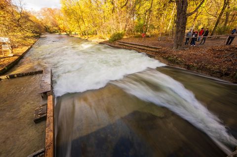 Eisbachwelle in München