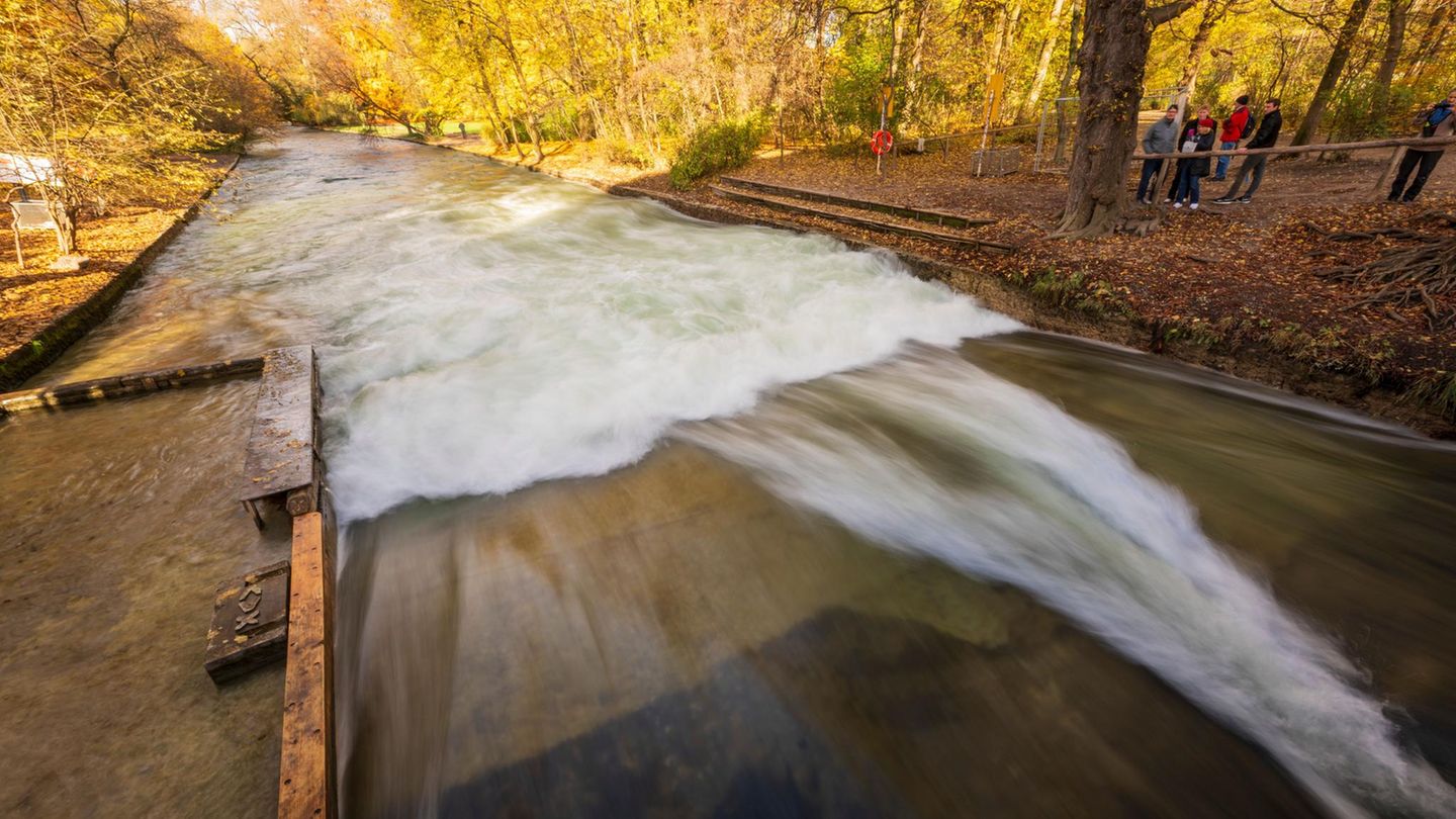 Eisbachwelle in München
