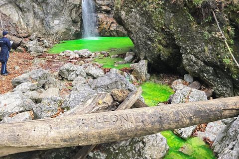 Kochel am See: Neongrünes Wasser unter einem Wasserfall