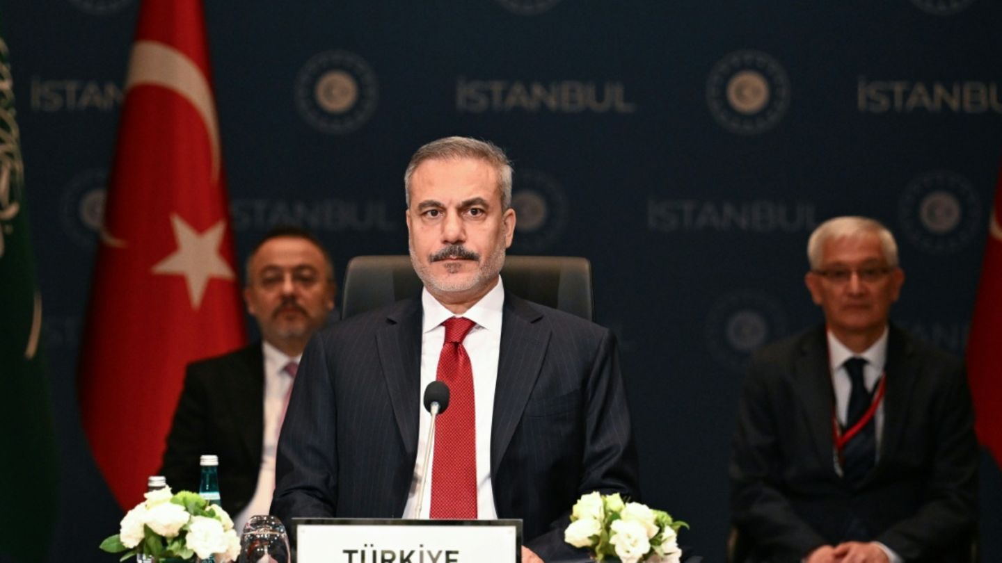 Türkischer Außenminister Fidan beim Treffen in Istanbul