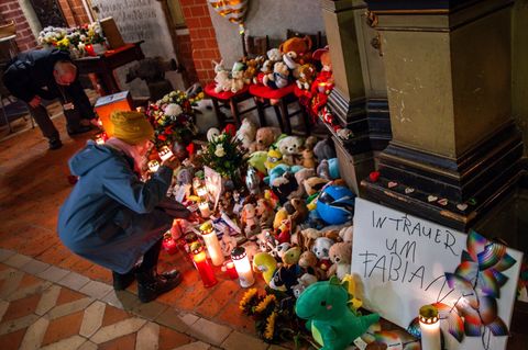 Menschen trauern in Güstrow um den ermordeten Fabian