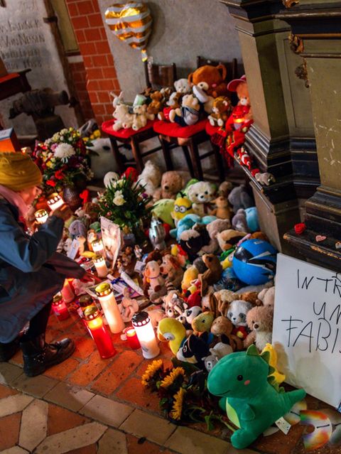 Menschen trauern in Güstrow um den ermordeten Fabian