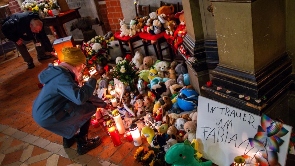 Menschen trauern in Güstrow um den ermordeten Fabian