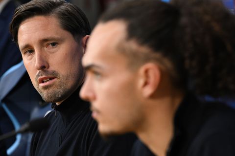 Co-Trainer Jan Fießer (l) vertrat den erkälteten Eintracht-Chefcoach Dino Toppmöller auf der Pressekonferenz. Foto: Arne Dedert/