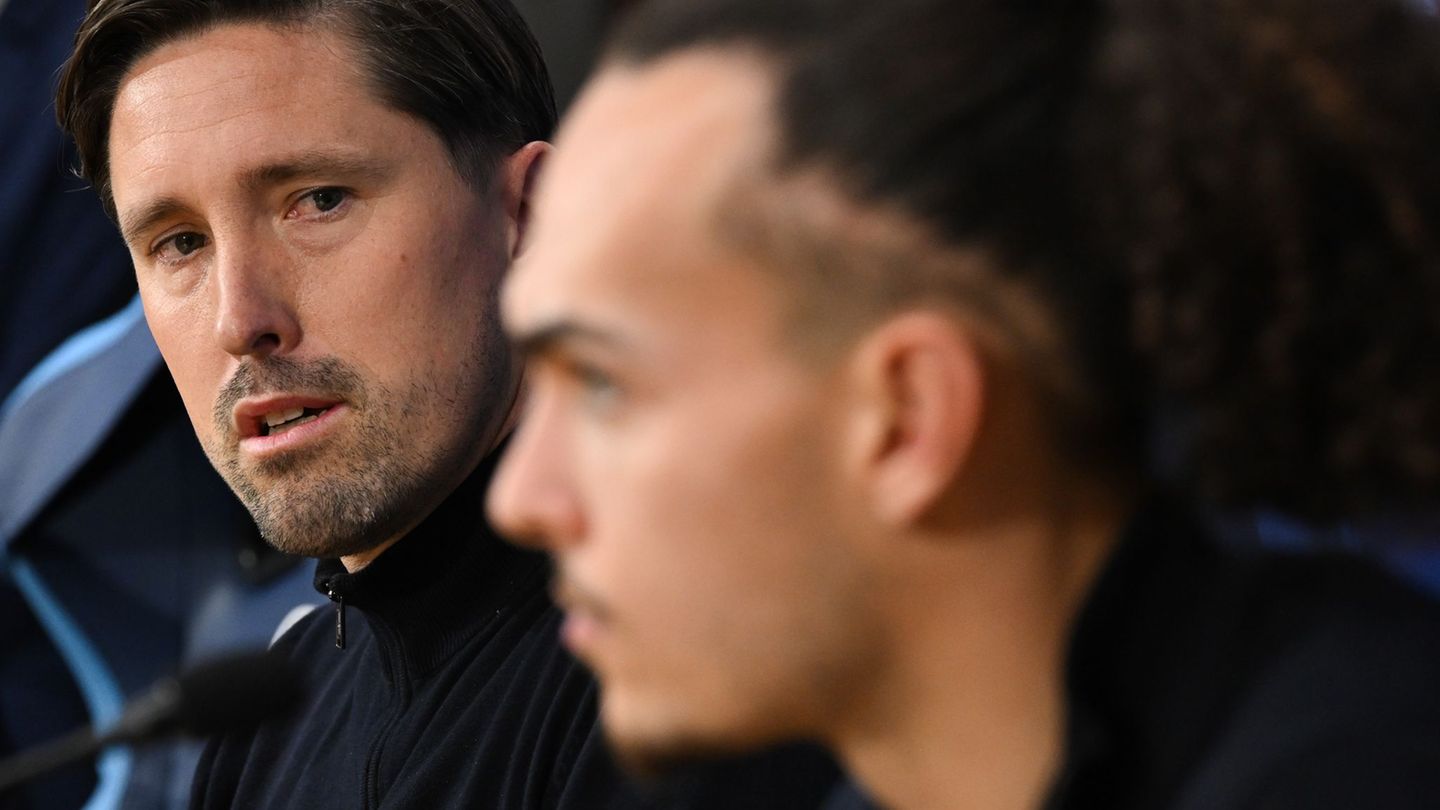 Co-Trainer Jan Fießer (l) vertrat den erkälteten Eintracht-Chefcoach Dino Toppmöller auf der Pressekonferenz. Foto: Arne Dedert/