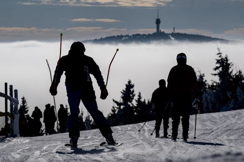 Das bei Wintersportlern beliebte alpine Skigebiet am Fichtelberg ist privatisiert worden. (Archivbild) Foto: Hendrik Schmidt/dpa