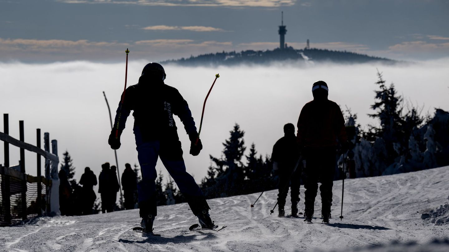 Das bei Wintersportlern beliebte alpine Skigebiet am Fichtelberg ist privatisiert worden. (Archivbild) Foto: Hendrik Schmidt/dpa