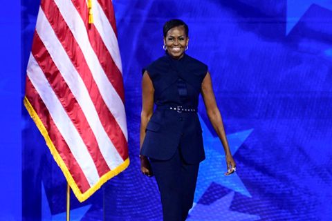 Michelle Obama in einem ärmellosen Anzug beim Parteievent der Demokraten 2024