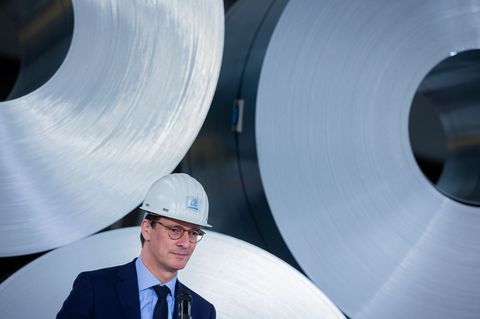 NRW-Ministerpräsident Hendrik Wüst (CDU) mahnt vor dem "Stahlgipfel" deutliche Entlastungen der Unternehmen an. (Archivbild) Fot
