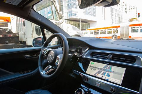 Waymo-Robotaxis machen mehr als 250.000 Fahrten mit Passagieren pro Woche. (Archivbild) Foto: Andrej Sokolow/dpa