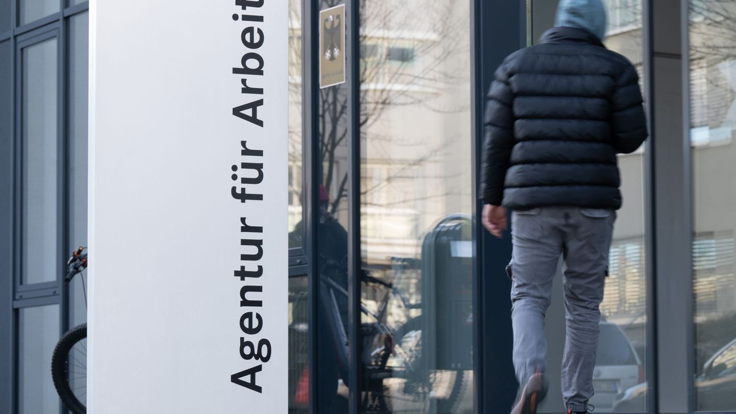 Wie hat sich die Zahl der in Deutschland arbeitenden ukrainischen Kriegsflüchtlinge in den vergangenen Jahren entwickelt? (Symbo