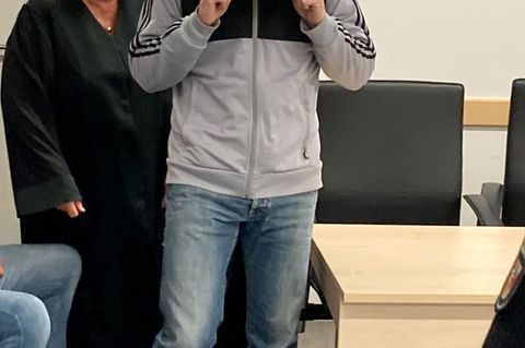 Angeklagter Physiotherapeut kommt mit seiner Verteidigerin in den Gerichtssaal. (Archivbild) Foto: Helmut Reuter/dpa