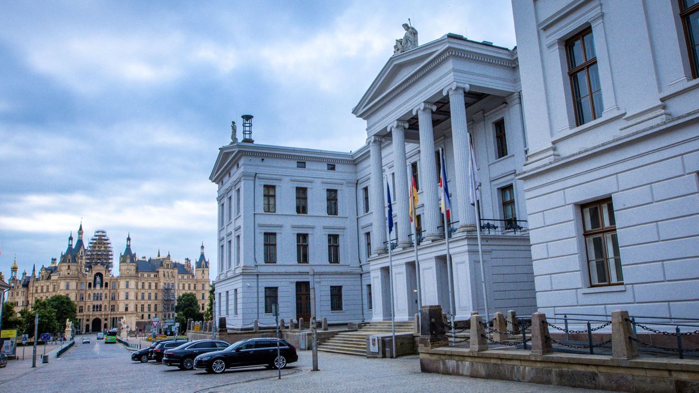 Ministerpräsidentin Manuela Schwesig (SPD) empfängt Bundeskanzler Friedrich Merz (CDU) in der Staatskanzlei zu dessen Antrittsbe