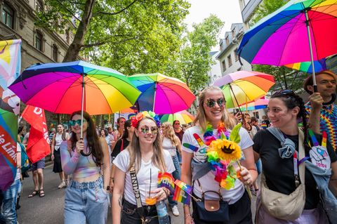 Bunt war Trumpf beim Christopher Street Day in Mainz. (Archivbild) Foto: Andreas Arnold/dpa