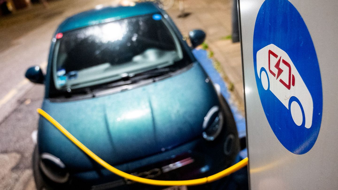 Die Zahl der Ladepunkte in Deutschland hat sich zuletzt weiter verbessert. (Archivbild) Foto: Daniel Bockwoldt/dpa