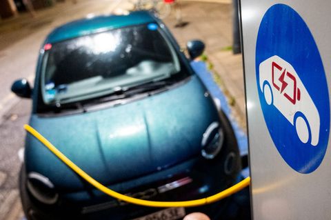 Die Zahl der Ladepunkte in Deutschland hat sich zuletzt weiter verbessert. (Archivbild) Foto: Daniel Bockwoldt/dpa