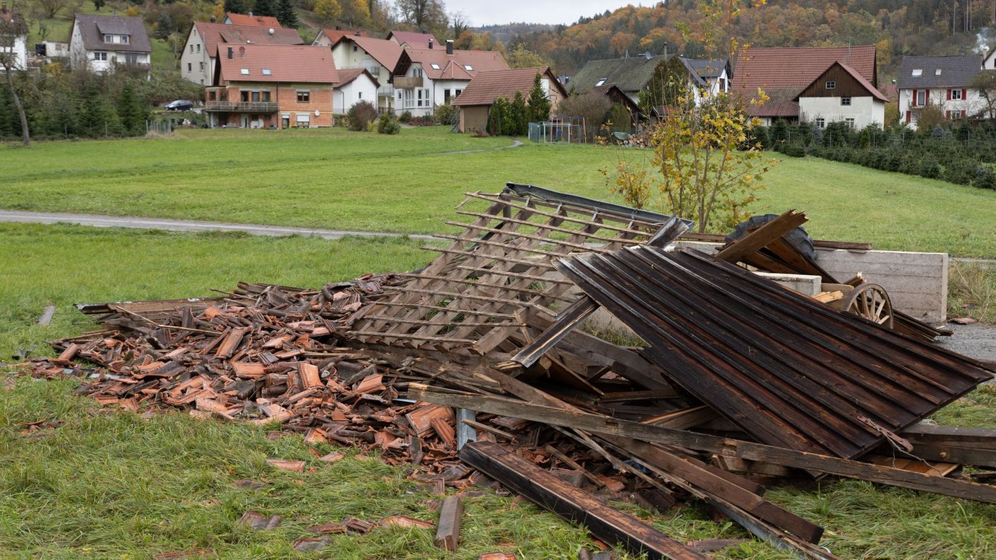 Eine zusammengefallene Scheune nach dem Sturmtief "Joshua". (Foto-Archiv) Foto: Alexander Wolf/onw-images/dpa