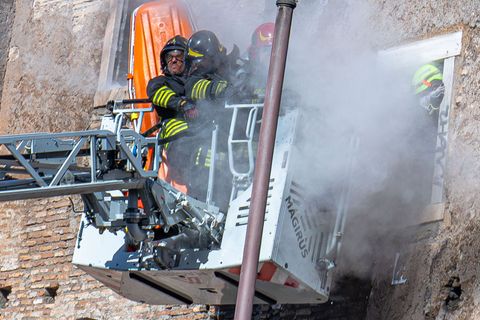 Während des Rettungseinsatzes der Feuerwehr stürzte ein weiterer Teil des Turms ein. Foto: Domenico Stinellis/AP/dpa