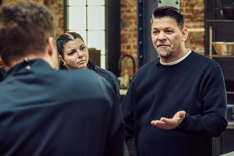 "Mälzers Meisterklasse": Tim Mälzer (r.) erklärt die Regeln der Kochshow.