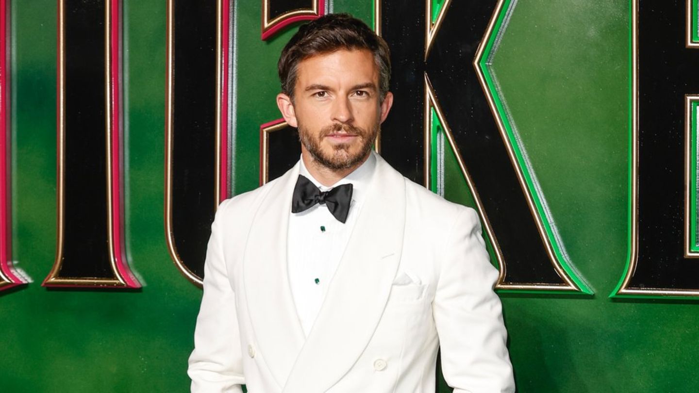 Jonathan Bailey zeigt sich von seiner Wahl zum "Sexiest Man Alive" sowohl überrascht als auch zutiefst geehrt.