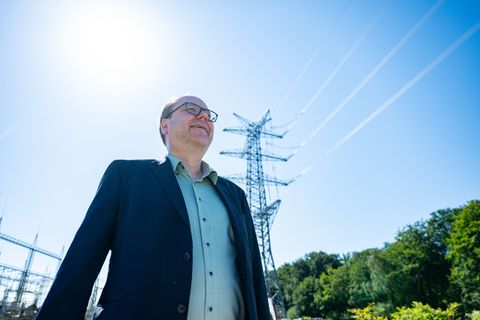 Wenn zu viel Windstrom im Netz ist, sollen Preise an Ladesäulen sinken, findet Christian Meyer (Grüne). (Archivbild) Foto: Guido