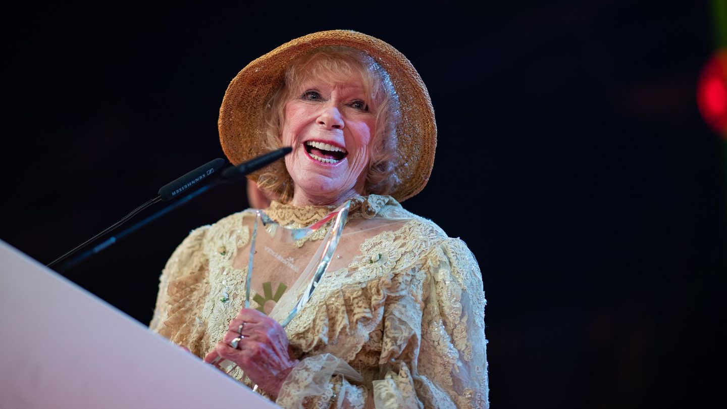 Elke Sommer hadert mit ihrer Figur. (Archivbild) Foto: Guido Kirchner/dpa