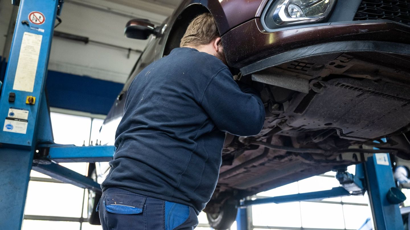 Die Preise für Autoreparaturen haben deutlich angezogen. (Archivbild) Foto: Hannes P Albert/dpa