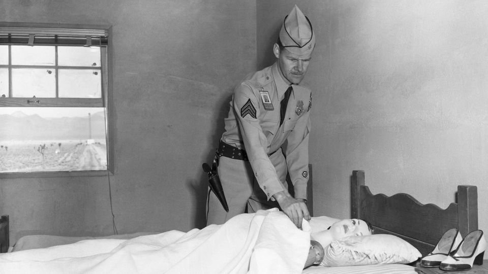 Fast zärtlich deckt Ed Addington die Schaufensterpuppe zu. Kurze Zeit später wird eine Atombombe die Alltagsszenerie zerstören, um die Wirkmacht der Bombe zu illustrieren