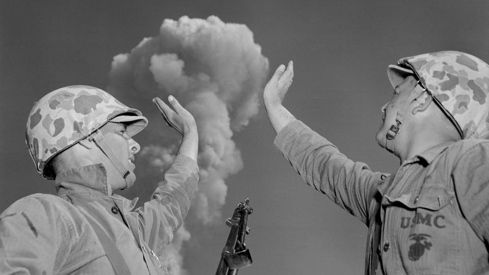 Allzu leichtfertig gehen die Atommächte zu Beginn mit ihren Waffentests um, wie hier US-Soldaten 1951