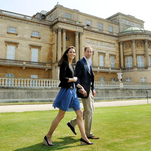 König Charles und Prinz William dürfen im  Buckingham Palast zwar wohnen und arbeiten, aber er gehört dem Crown Estate. Anders die Güter Sandringham und Balmoral, die sind im Privatbesitz der Royals