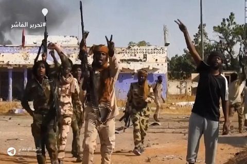 Bewaffnete Kämpfer im Sudan, die ihre Gräueltaten feiern