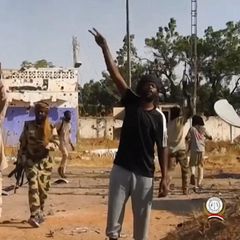 Bewaffnete Kämpfer im Sudan, die ihre Gräueltaten feiern