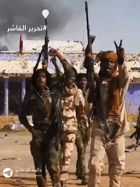 Bewaffnete Kämpfer im Sudan, die ihre Gräueltaten feiern