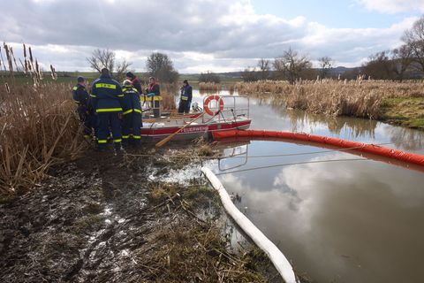 Bei Unfällen gelangen immer wieder Schadstoffe ins Wasser. (Symbolbild) Foto: Thomas Frey/dpa