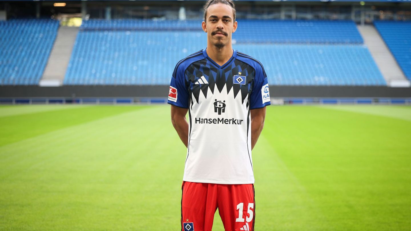 Seine Teamkollegen und er werden am Samstag mit Sondertrikots und einem anderen Logo auf der Brust gegen den BVB auflaufen: HSV-