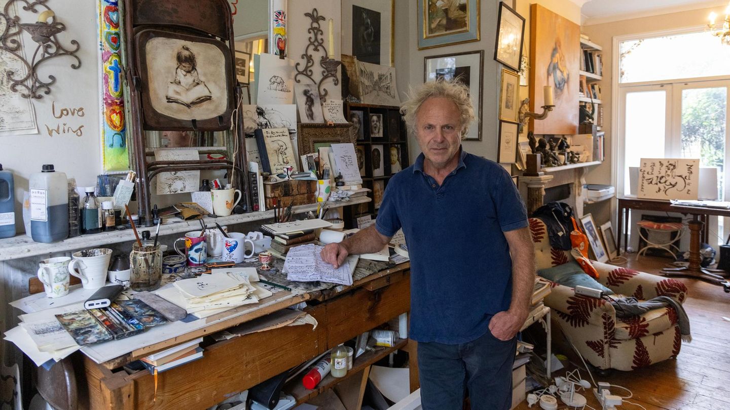 Charlie Mackesy in seinem vollgestellten Wohnzimmer