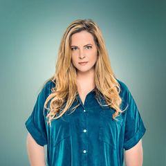 Diana Amft in einem blauen Kleid