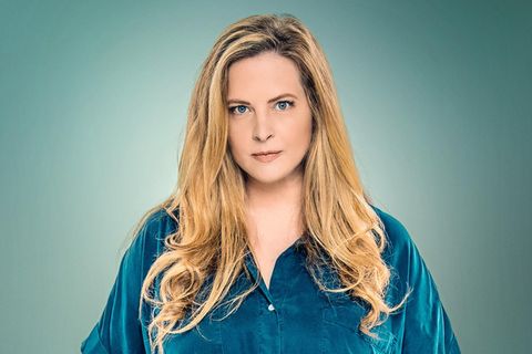 Diana Amft in einem blauen Kleid