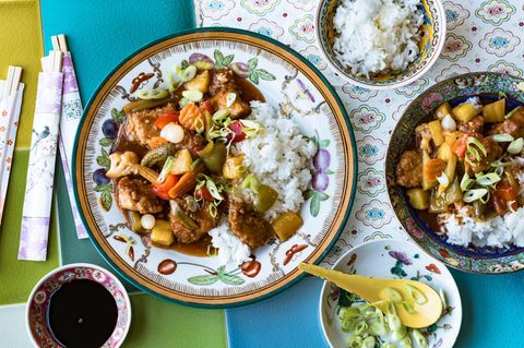 Für die authentische 90er-Optik von Schweinefleisch süß-sauer darf die Sauce ruhig etwas knalliger rot sein – das Ketchup macht's möglich! 