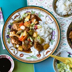 Für die authentische 90er-Optik von Schweinefleisch süß-sauer darf die Sauce ruhig etwas knalliger rot sein – das Ketchup macht's möglich! 