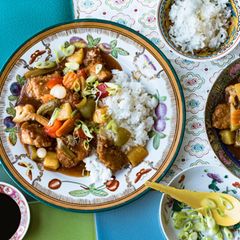 Für die authentische 90er-Optik von Schweinefleisch süß-sauer darf die Sauce ruhig etwas knalliger rot sein – das Ketchup macht's möglich! 